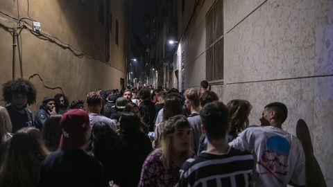 Varios jóvenes reunidos y en ambiente festivo, en una calle de Barcelona
