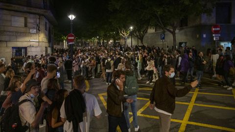 Varios jóvenes reunidos y en ambiente festivo, en una calle de Barcelona