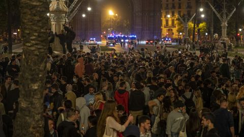 Varios jóvenes reunidos y en ambiente festivo, en una calle de Barcelona