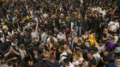Varios jóvenes reunidos y en ambiente festivo, en una calle de Barcelona