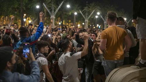 Varios jóvenes reunidos y en ambiente festivo, en una calle de Barcelona