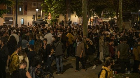 Varios jóvenes reunidos y en ambiente festivo, en una calle de Barcelona