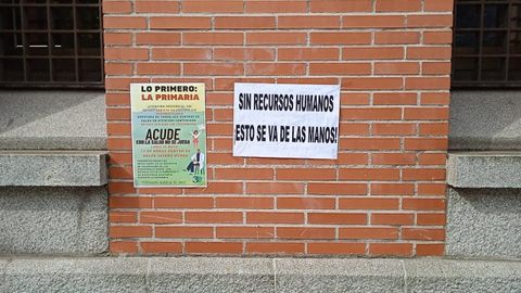 Uno de los carteles pegados en las inmediaciones del centro de salud de Severo Ochoa