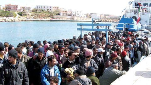 Más de cien inmigrantes ilegales a su llegada a la isla italiana de Lampedusa, en una imagen de archivo