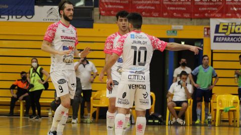 Antonio Diz, Javaloy y Pirata conversando en el partido del sábado ante El Ejido