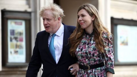 Boris Johnson y Carrie Symonds, el pasado día 6 acudiendo a votar al colegio electoral
