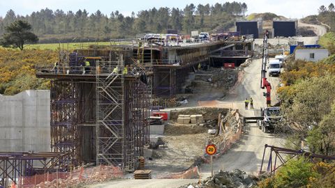 El viaducto del río Seco, en la imagen el pasado martes en obras, será uno de los que tendrá que ser reformado