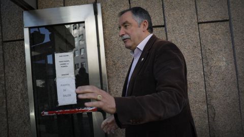 García Seoane, en abril, entrando a declarar en el juzgado por una denuncia del Ayuntamiento de Cambre. Imagen de archivo