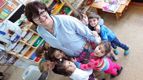 Rocío García, en una fotografía de archivo, con sus alumnos en la escuela de Caamaño