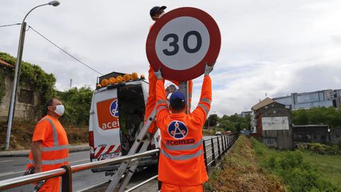 Los operarios retiraron ayer señales de 50 y colocaron las de 30 en Vidán y otros puntos