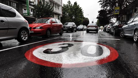 Límite pintado en la calle Pena Trevinca de Ourense