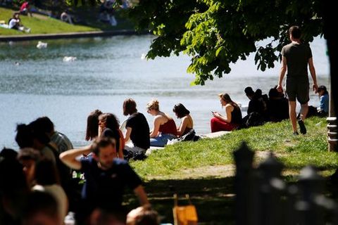 Decenas de ciudadanos disfrutan de un dia soleado en Berlín