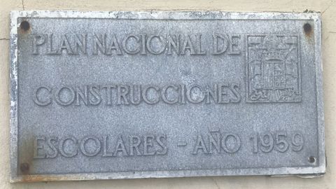 Placa colocada en la antigua escuela de Bustelo