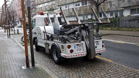 Grúa municipal de Pontevedra, aparcada en la calle San Antoniño