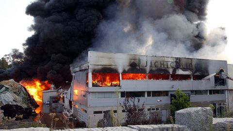 Imagen del incendio de la fábrica del grupo JJ Chicolino en el año 2009
