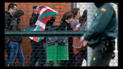 Inés del Rio, en el centro, junto a miembros de colectivos de presos de ETA, saliendo de Teixeiro por aplicación de la doctrina Parot, en el 20013