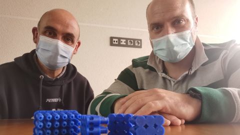 Alejandro González y Moisés Fernández, desarrolladores de las vainas para neutralizar nidos de velutinas