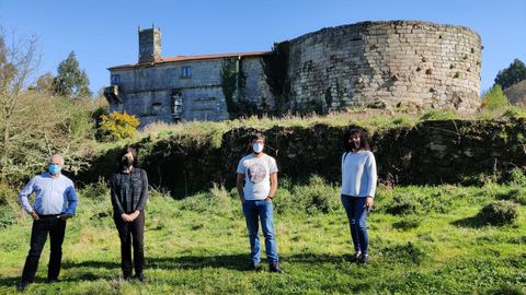 Ediles de Alternativa Veciñal de Antas de Ulla frente a la fortaleza