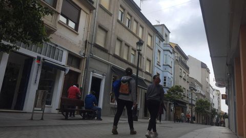 El 100 % de un piso en la calle Reinante. Entre los bienes inmuebles, Francisco
Moreda legó el 100 % de un céntrico piso, el segundo del número 20 de la calle Reinante en el centro de Ribadeo, así como el 50% indiviso del desván. El edificio es del año 1954 y su uso inicial fue como sanatorio