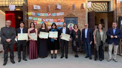 Rosalía Cid (con vestido granate) en la entrega de premios