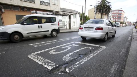 Señalización horizontal en la carretera de Catabois, que se deberá modificar