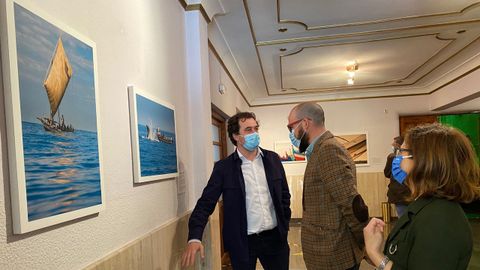 Momento de la inauguración, con el alcalde, Álvaro Fernández, el director de Abanca en A Rúa, Alberto Domaica, y la coordinadora de Afundación para Ourense y Lugo, Beatriz Anguiano