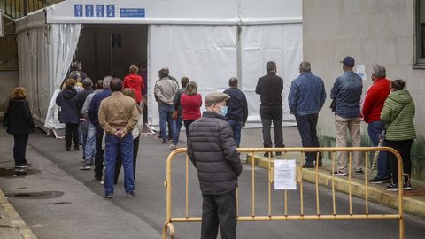 Parte de los vacunados de 50 a 59 años pasaron por la carpa instalada en la parte de atrás del hospital de Barbanza
