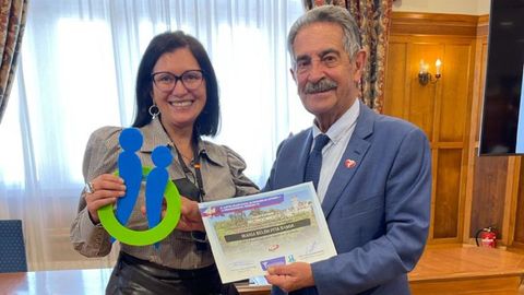 María Belén Pita recibió el premio de manos del presidente de Cantabria, Miguel Ángel Revilla