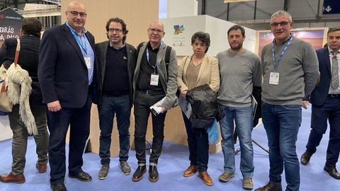 El diputado provincial de Turismo (tercero por la izquierda), y representantes municipales, en otra edición de Fitur