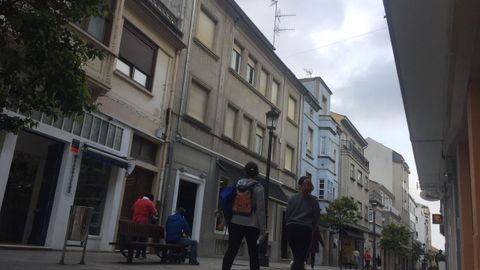 Entre los bienes inmuebles, Francisco Moreda legó el 100 % de un piso, el segundo del número 20 de la calle Reinante, en el centro de Ribadeo, así como el 50 % indiviso del desván. El edificio es del año 1954 y su uso inicial fue como sanatorio