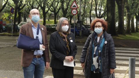 El concejal de Mobilidade, Gonzalo Muíños, la subdelegada del Gobierno, Pilar López-Rioboo, y la jefa provincial de la DGT, Victoria Gómez Dobarro, presentaron en el Campus Vida de Santiago los nuevos límites de velocidad