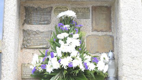 En la tumba de Alejandro, en Fisterra, nunca faltan flores