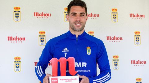 Diegui Johannesson, con el premio de mejor jugador de abril en el Oviedo