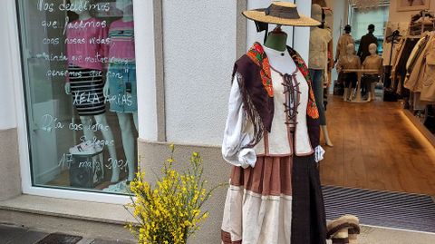 Algúns comercios xa locen o manequín co traxe tradicional galego.