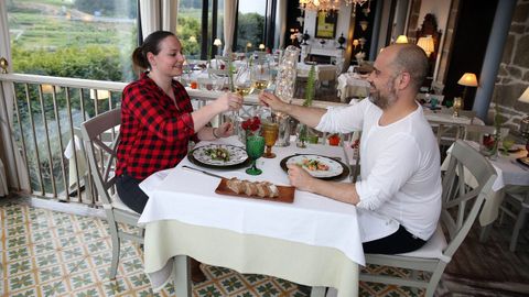 QUINTA DE SAN AMARO (Meaño). El encanto lo inunda todo en este local que combina alojamiento y gastronomía en el valle de O Salnés. Su cocina se resume en tres palabras: calidad, amabilidad y servicio. Con reserva previa