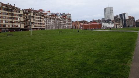 Imagen del solarón del Plan de Vías, en Gijón