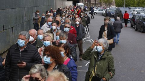 Colas en el exterior para acceder al recinto ferial de Pontevedra. Estaban citadas 4.000 personas de 70 a 79 años para recibir la segunda dosis de Pfizer