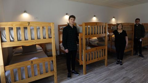 Pilar Rega, en el centro, con sus hijos Pablo y Marcos en el albergue que acaban de abrir