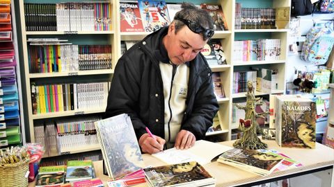 Jesús Alfonso Parada Jato asina na librería Pelayo exemplares de «Náiades», o seu anterior libro de poemas