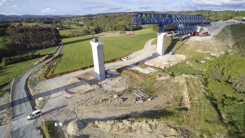 Cimbra autoportante de vigas en el arranque del viaducto sobre el valle del Pambre, el más largo de la A-54, de un kilómetro de distancia