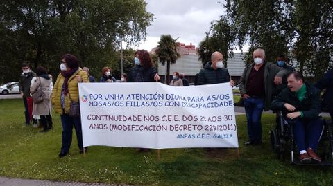 Representantes de ANPA de Ferrol, A Coruña, Santiago y Ourense se concentraron ante la Consellería de Educación, en San Caetano