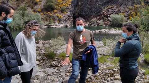 El arqueólogo Iván Álvarez ?centro? en una reciente visita guiada al túnel minero de Montefurado, en el municipio de Quiroga
