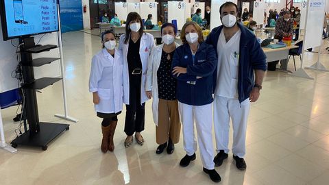 Pilar Oceja, subdirectora de Atención Hospitalaria; Begoña Vidal, subdirectora de Primaria; (en el centro) Isabel Campos, directora de Enfermería; a la derecha, Pilar y Gonzalo, miembros del equipo de vacunación
