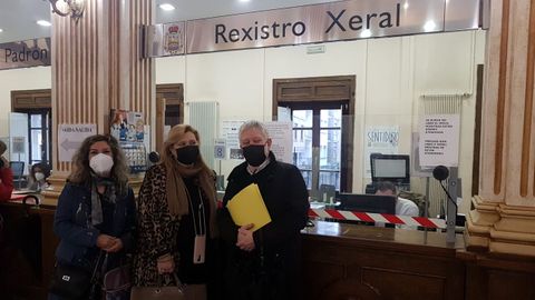María Teresa Rodríguez Garrido, María del Mar Fernández Dibuja y Miguel Caride, en el registro del Concello de Ourense en la mañana de este jueves