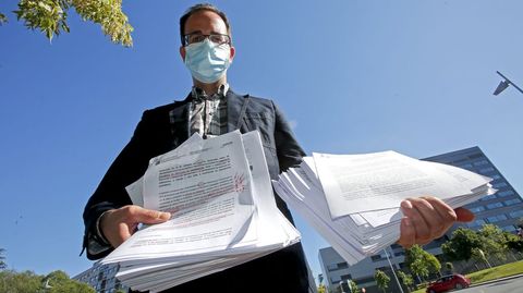 Javier Carro muestra todos los papeles que ha ido acumulando durante su proceso de reclamación de las notas