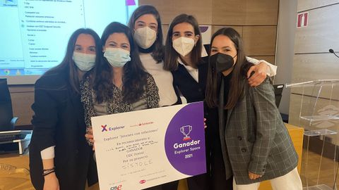 En la imagen, las estudiantes del grado de Moda que se han llevado el primer premio del programa Explorer por su proyecto «Sístole»