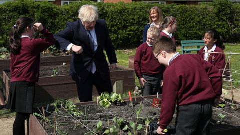El primer ministro británico, Boris Johnson, durante una visita a una escuela de Ferryhill