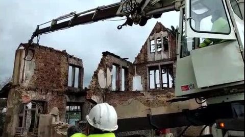 Momento del derribo de las paredes de casa Carnicero el día de Fin de Año