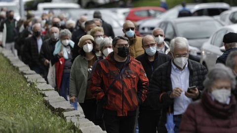 Decenas de personas esperan su turno para vacunarse contra el covid-19 en Expocoruña