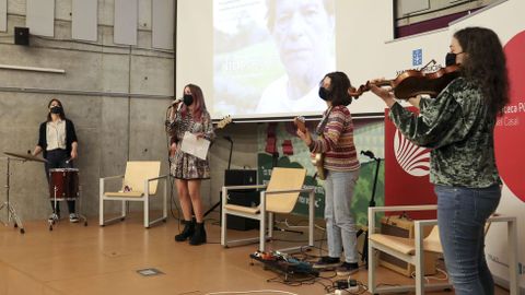 A Banda da Loba actúa en el espectáculo «Por Xela»